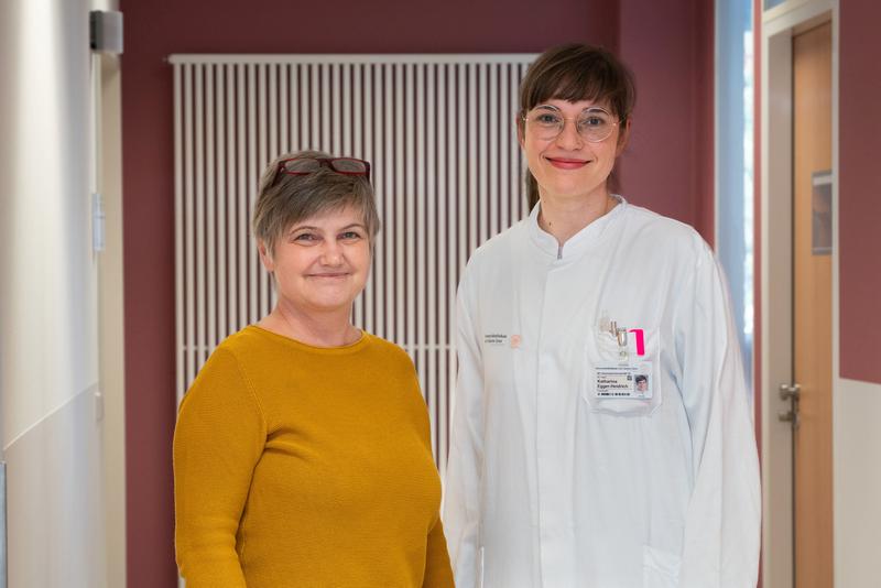 Elke Hartwig (l.) ist an Blutkrebs erkrankt und wird am Uniklinikum von Dr. Katharina Egger-Heidrich (r.) bei ihrer Therapie begleitet. Sie eine der ersten Patientinnen, die über das Projekt SPIZ nach einer Antikörpertherapie versorgt wird.