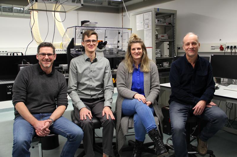 Prof. Dr. Holger Kress, Simon Wieland, Anja Ramsperger, und Prof. Dr. Christian Laforsch im Forschungslabor.