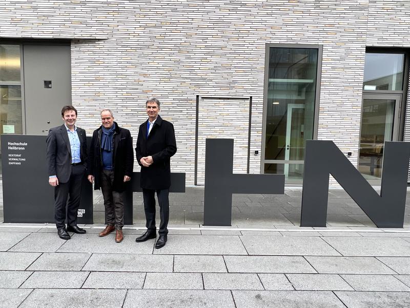 Heidelbergs Oberbürgermeister (in der Mitte) mit Prorektor Raoul Zöllner (links) und Rektor Oliver Lenzen (rechts).