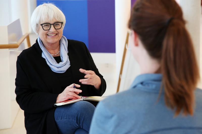 Ingrid Schön, Psychologische Leiterin der Psychoonkologie am UKR, im Angehörigengespräch.  