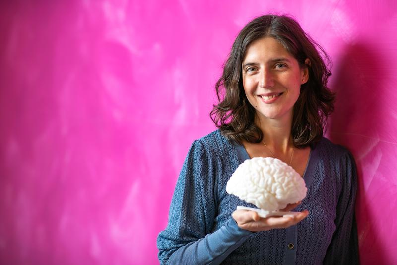 Prof. Dr. Fatma Deniz mit dem Objekt ihres Interesses