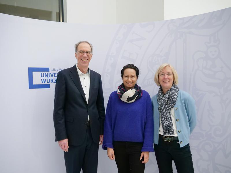Die beiden Würzburger Sprecherinnen des in der ersten Runde der Exzellenzstrategie erfolgreichen Forschungsvorhabens Cynthia Sharma (Mitte) und Caroline Kisker mit Universitätspräsident Paul Pauli.