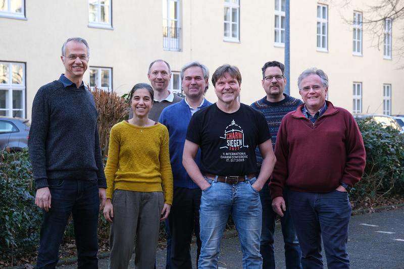 Große Freude bei den Siegener Physiker*innen: Prof. Dr. Markus Cristinziani, Dr. Carmen Diez Pardos, Prof. Dr. Thorsten Feldmann, Prof. Dr. Ivor Fleck, Prof. Dr. Alexander Lenz, Prof. Dr. Wolfgang Kilian und Prof. Dr. Thomas Mannel.