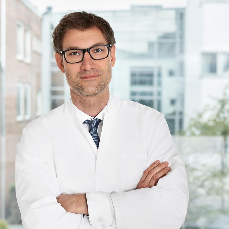 Prof. Neesse, MD, PhD, senior physician and working group leader at the Department of Gastroenterology, Gastrointestinal Oncology and Endocrinology at the University Medical Center Göttingen, UMG.