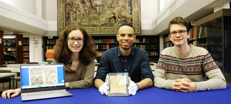 Das Projektteam zu Beginn der Arbeit Ende 2018 in der Handschriftensammlung der Unibibliothek mit (v.l.) Markéta Preininger, Korshi Dosoo und Edward O. D. Love.