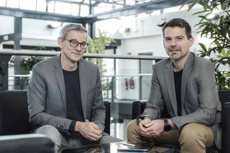 Prof. Dr. Bernt Schiele (links), Leiter des neuen Forschungsbereichs "Vision and Language Models" und neuer Co-Direktor am Saarbrücker Forschungszentrum für Visual Computing, Interaction and Artificial Intelligence (VIA) mit Prof. Dr. Christian Theobalt