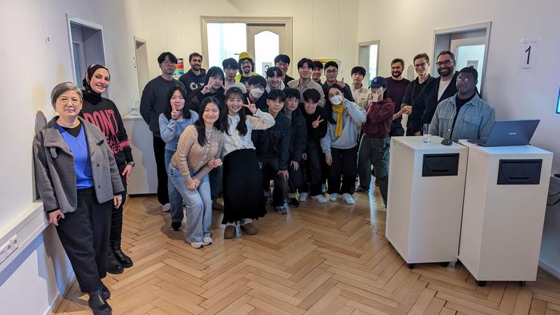 24 Studierende von sieben südkoreanischen Universitäten nehmen an KI-Intensivkurs der Technischen Hochschule Ulm teil. Hier beim Besuch des Transferzentrums für Digitalisierung, Analytics & Data Science Ulm (DASU)