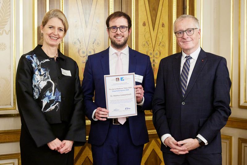 Preisträger Markus Welzenbach (Mitte) mit Eva Martha Eckkrammer, Präsidentin der Deutsch-Französischen Hochschule, und Stephan Steinlein, Botschafter der Bundesrepublik Deutschland in Frankreich.