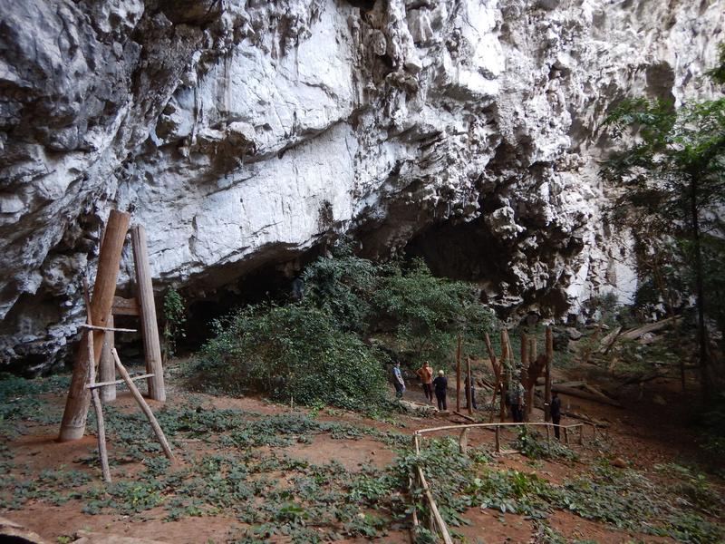 In den Bergen des nordwestlichen Hochlands von Thailand gibt es zahlreiche Höhlen und Felsunterkünfte. Über 40 in der Provinz Mae Hong Son beherbergen Holzsärge auf Stelzen, die 1000 bis 2300 Jahre alt sind.