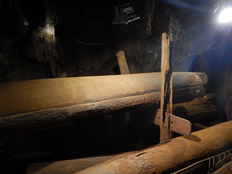 In Thailands Log Coffin-Kultur der Eisenzeit wurden Särge jeweils aus einem einzigen Teakbaum gefertigt und an beiden Enden mit Schnitzereien in geometrischen oder Tier-Formen verziert.