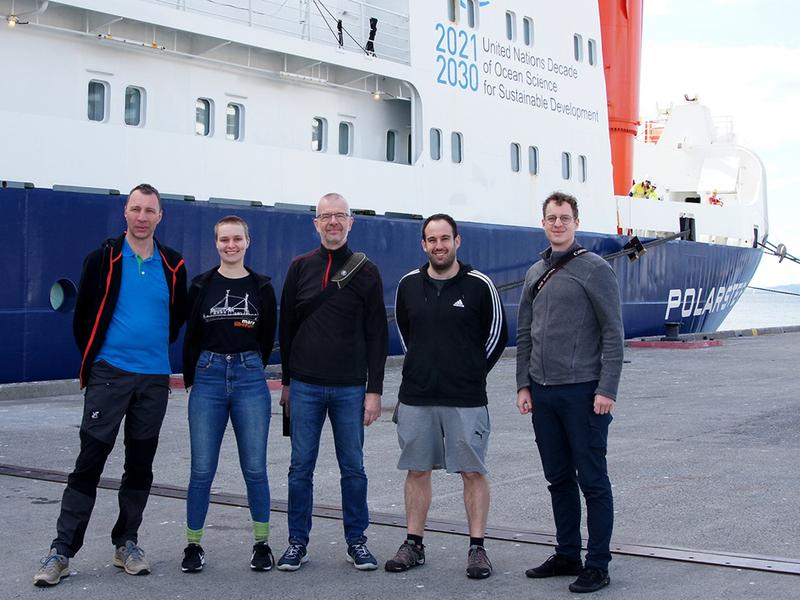 Das Expeditionsteam der TUD vor der Abfahrt der Polarstern in Hobart, Australien: Lutz Eberlein, Marie Weber, Mirko Scheinert, Xabier Blanch Gorriz und Erik Loebel (v.l.n.r.)