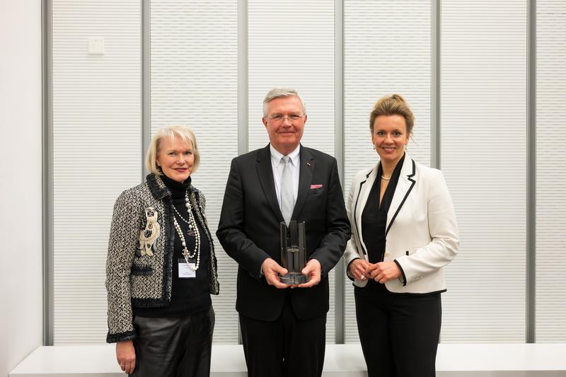 Abgebildete Personen (v. l. n. r.): Dr. Bettina Horster (Vorsitzende der GFS), Prof. Michael ten Hompel (geschäftsführender Institutsleiter des Fraunhofer IML) und Ina Brandes, Ministerin für Kultur und Wissenschaft des Landes NRW.  