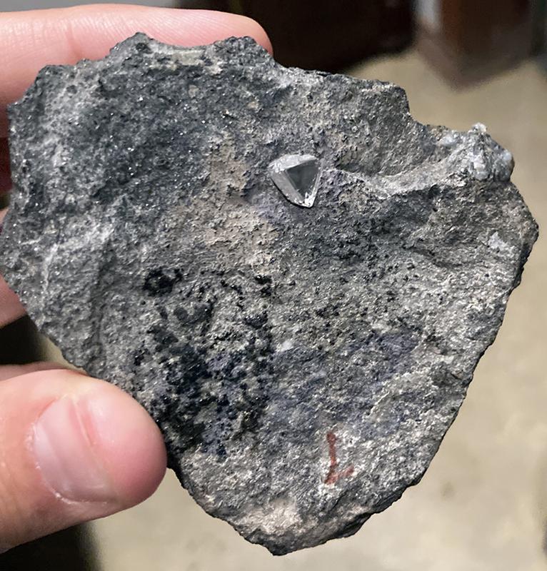 Rares Fundstück: Rohdiamant in einem Kimberlit-Block 
