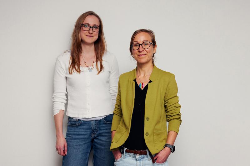 Lucia Thiede (l.). vom Fachbereich Gestaltung hat den Workshop gemeinsam mit Professorin Anna Lena Rademaker vom Fachbereich Sozialwesen veranstaltet. 