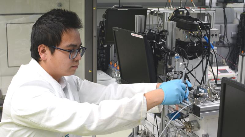 Minh Nhat Nguyen, Doktorand am IAMT, experimentierte mit einer Membran aus vertikal ausgerichteten Kohlenstoff-Nanoröhrchen.