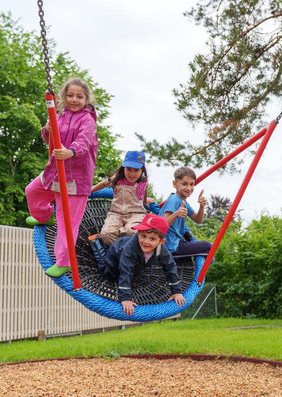 Regelmäßige Bewegung ist wichtig, um Übergewicht bei Kindern zu verhindern. Im Bild: Kinder im Kindergarten Baienfurt auf einer Korbschaukel