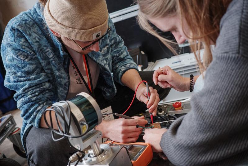 Pascal Meyer und Carolin Bösch führen letzte Tests am Roboter durch.