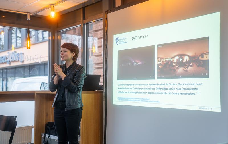 Professorin Carina Leue-Bensch moderiert durch die besondere Pitch-Präsentation.