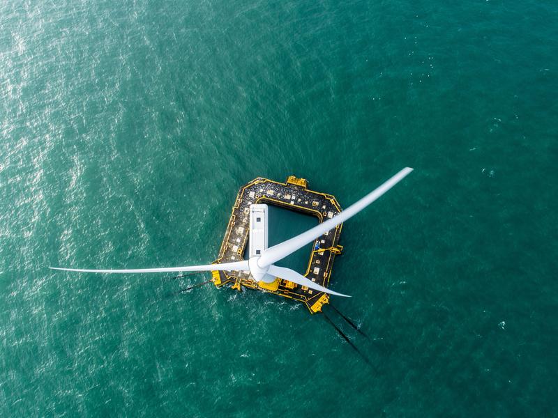 Die schwimmende Windturbine „Floatgen“ aus der Vogelperspektive.