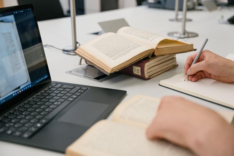 Untersuchung von Bibliotheksbeständen auf NS-Raubgut 