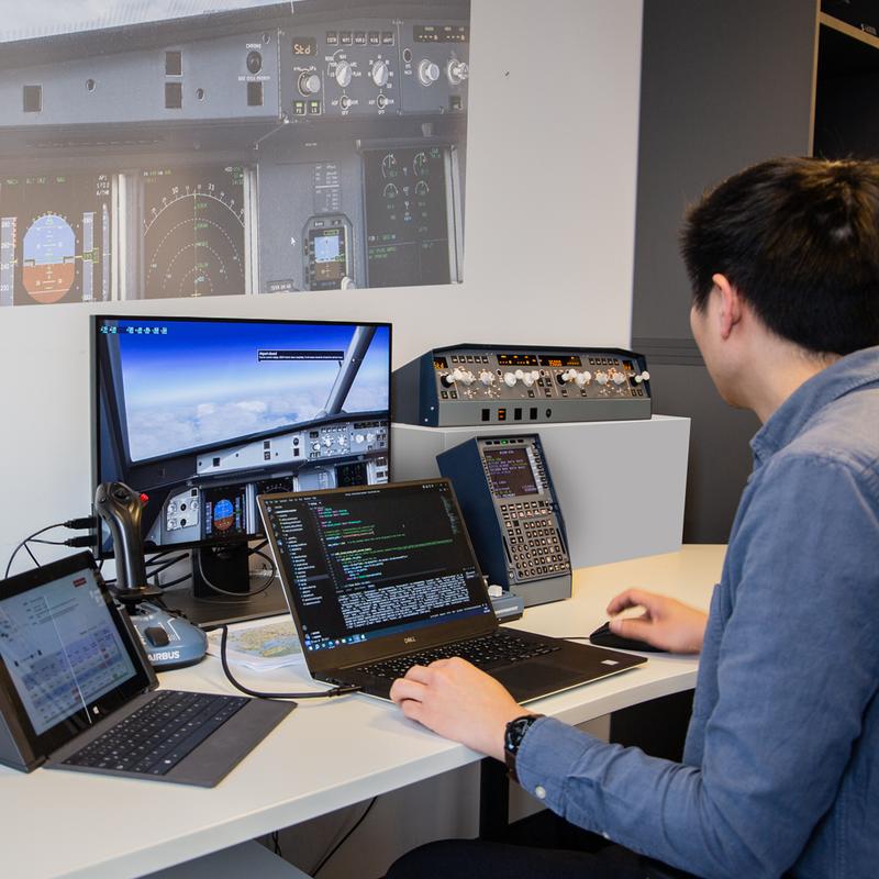 fortiss researcher Tony Zhang works on the simulation environment in which an assistance system for a flight redirection (diversion) is modeled. 