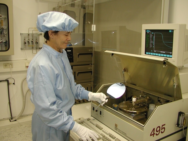 Dipl.-Ing. Monika Henker bei der elektrischen Messung von Siliziumscheiben im Reinraum des Zentrums für Mikrotechnologien. Foto: TU Chemnitz/ZfM