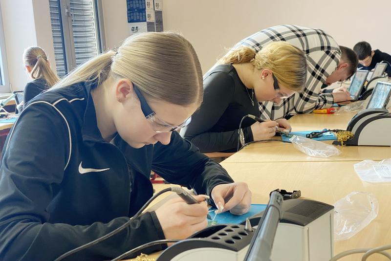 Schüler*innen sammeln erste Löt-Erfahrungen