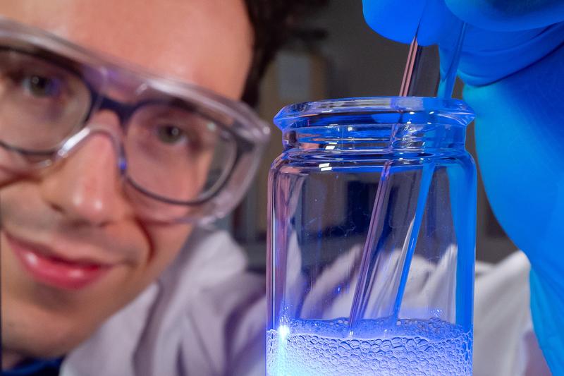 Der Chemiker Dr. Jacob Schneidewind erforscht mit seinem Team die Photokatalyse von Wasserstoff.
