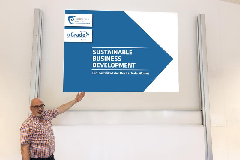 Der Zertifikatskurs Sustainable Business Development unter der wisschenschaftlichen Leitung von Prof. Dr. Mario Stoffels geht im März in die zweite Runde.