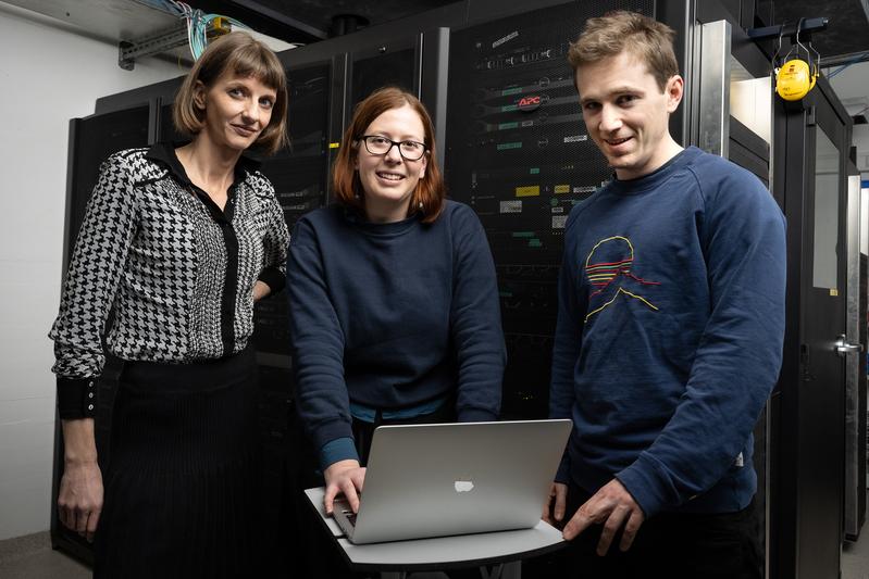 Dr. Juliane Liepe (links) mit den beiden Erstautor*innen Hanna Rötschke und John Cormican. Erstautor Wai Tuck Soh fehlt auf dem Bild.