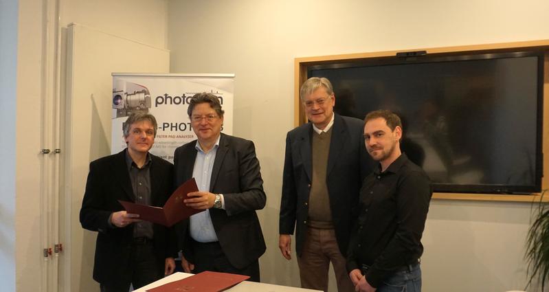Wirtschaftsminister Meyer informierte sich am 09.02. in Schwerin bei der Photonion GmbH über das Forschungsvorhaben zur „Entwicklung eines High-Performance Aerosol - Einzelpartikel - Lasermassenspektrometers“. Die Uni Rostock ist Verbundpartner im Projekt.