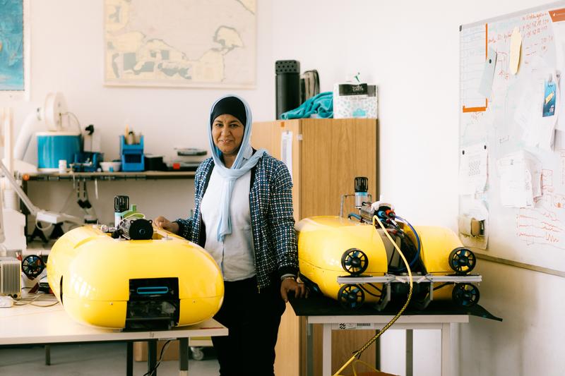 Projektleiterin Prof. Dr. Sabah Badri-Höher von der Fachhochschule Kiel hat mit Partner*innen aus Wissenschaft und Industrie autonom agierende, team- und kommunikationsfähige Unterwasserfahrzeuge entwickelt. 