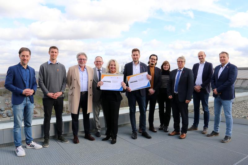 Eine Delegation um FernUni-Rektorin Prof. Ada Pellert und Hauptgeschäftsführer Sebastian Baranowski von der Kreishandwerkerschaft (Mitte) tauschten Ideen aus. 