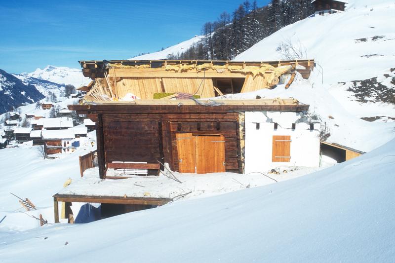 Von einer Lawine beschädigtes Gebäude in Evolène, Kanton Wallis, Schweiz