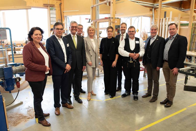 Die Veranstaltung mit Ministerin Mona Neubaur fand bei der FirmaKramp & Kramp in Lemgo statt.