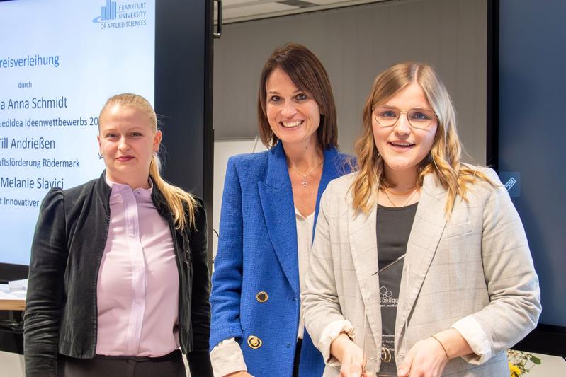 Preisträgerin Vanessa Weber für das Team „studio.bw“ (r.) mit Lena Anna Schmidt, AppliedIdea-Gewinnerin aus dem Jahr 2023 (l.), und Prof. Dr. Susanne Rägle, Vizepräsidentin für Forschung, Weiterbildung, Transfer der Hochschule. 