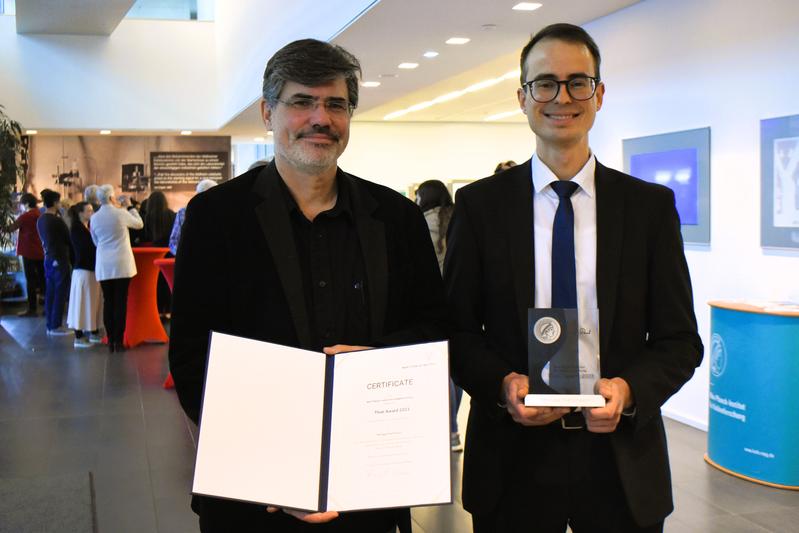 Doktorand Philipp Hartmann (rechts) erhält den Thiel Award von Prof. Frank Neese, geschäftsführender Direktor am Max-Planck-Institut für Kohlenforschung.
