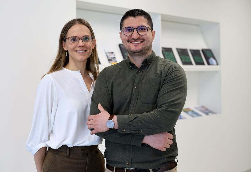 Arbeitsgruppenleiterin Prof. Dr. Ing. Laura De Laporte und Projektleiter Dr.-Ing. Abdolrahman Omidinia Anarkoli vom DWI - Leibniz-Institut für Interaktive Materialien