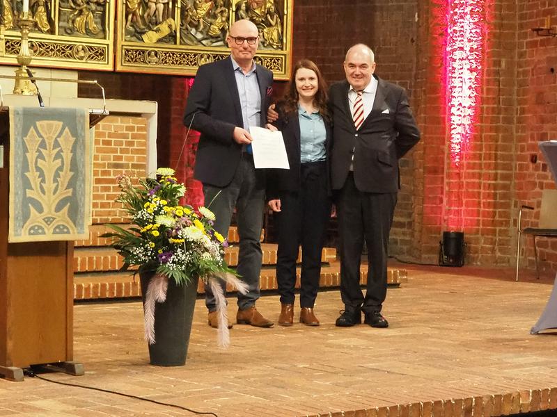 (V.l.n.r.) Prof. Dr. Christof Kramm, Universitätsmedizin Göttingen (UMG), Dr. Lea Friker, Universitätsklinikum Bonn, und Dr. Peter Meier, 1. Vorsitzender der Niedersächsischen Krebsgesellschaft.