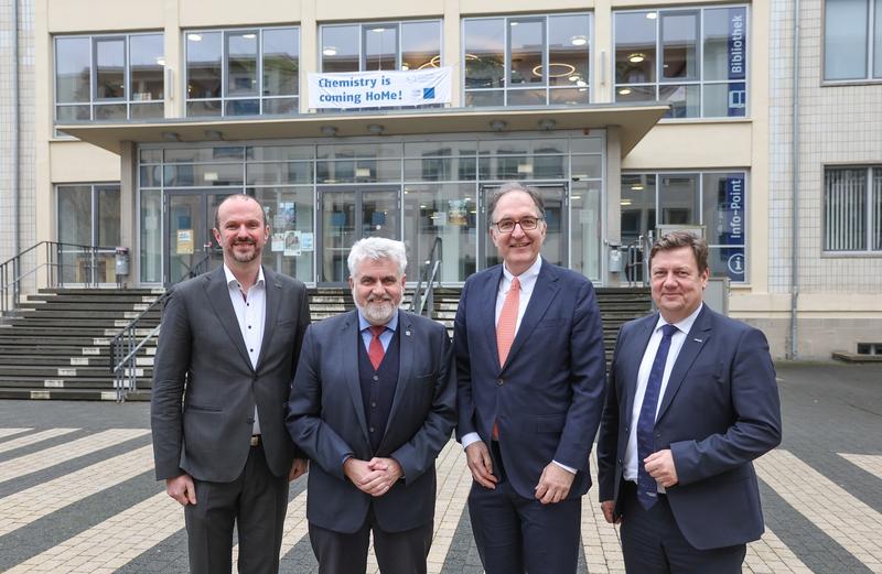 Prof. Dr. Mathias Seitz (Projektleiter pool-in-loop), Prof. Dr. Armin Willingmann (Wissenschaftsminister von Sachsen-Anhalt), Prof. Dr. Peter Seeberger (Gründungsdirektor CTC) und Prof. Dr. Markus Krabbes (Rektor Hochschule Merseburg)