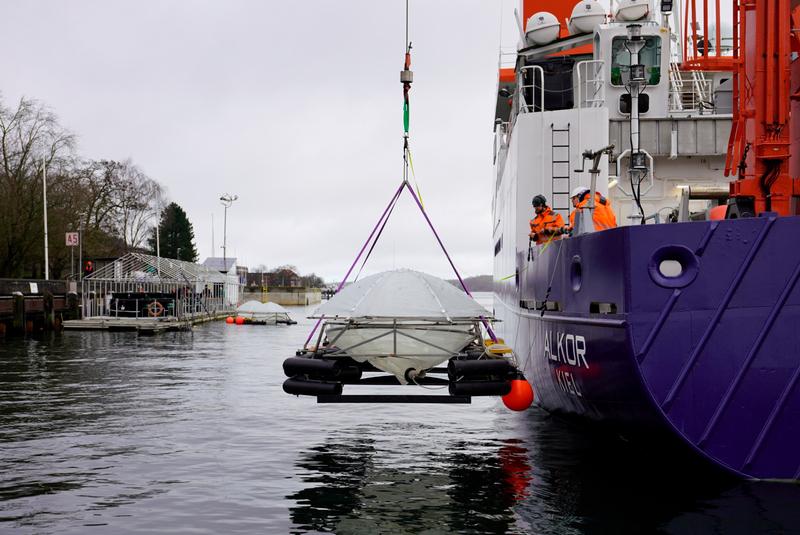 Ausbringen der Mesoskosmen an der Pier vor dem Kieler Aquarium für das Experiment im Rahmen von Ocean AlkAlign. 