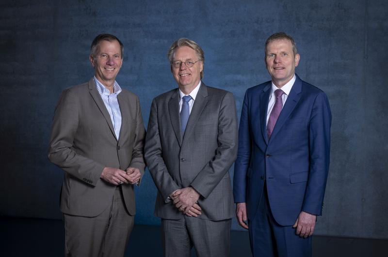 Prof. Oliver Kraft, in Vertretung des Präsidenten des KIT, mit Professor Jan S. Hesthaven und Dr. Stefan Schwartze (v. l. n. r.; Foto: Markus Breig, KIT)