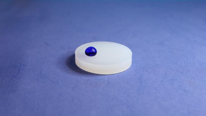 A plastic substrate has been treated with the new INP plasma process and is now water-repellent. A promising and environmentally friendly alternative to PFAS-based coatings.