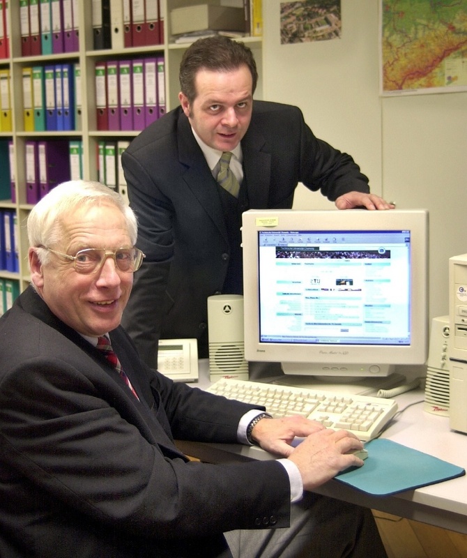 Rektor Prof. Dr. Günther Grünthal und Kanzler Eberhard Alles (v.l.) geben den Startschuss für den neuen Internet-Auftritt. Foto: Uwe Meinhold