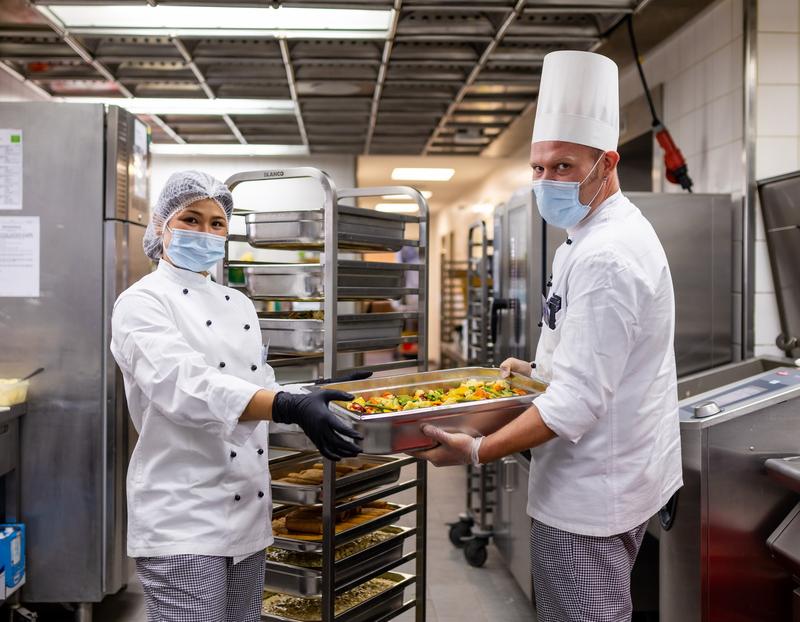 In der eigenen Küche des UKW werden täglich rund 2.000 frische Mittagessen zubereitet. 