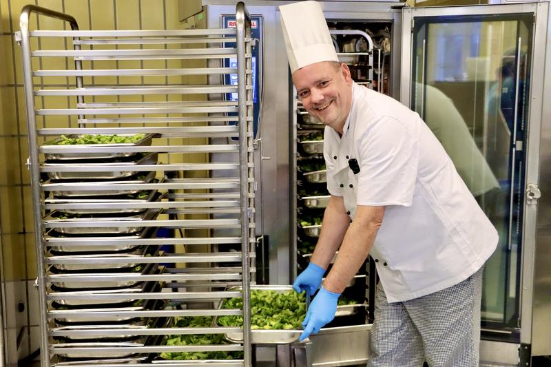 Die vegetarischen Komponenten wurden mit dem neuen Speiseplan am UKW deutlich ausgebaut. Im Bild Chris Grötzner, stellvertretender Leiter der Küche am Würzburger Uniklinikum.