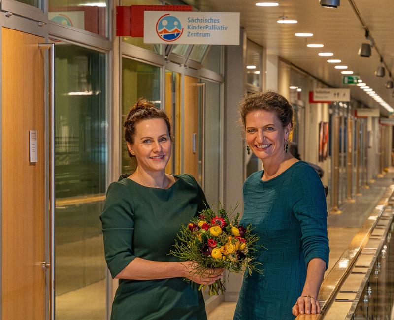 Annett Hofmann (l.) ist die Schirmherrin des Sächsischen Kinderpalliativ Zentrums, den Dorothea Michalk aus dem Semper Opernballverein jetzt mit der Blumen-Charity-Aktion bedenkt.