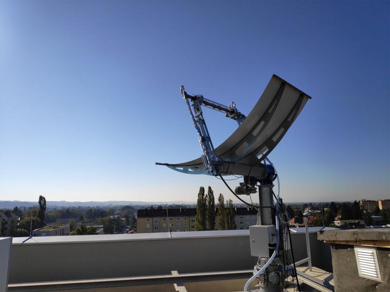 Das Parabolrinnen-Solarmodul im Testbetrieb auf dem Dach des Instituts für Elektrische Messtechnik und Sensorik der TU Graz.