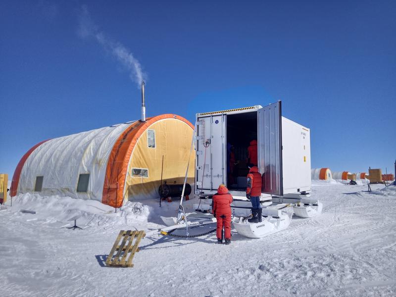 Aktiver Kühlcontainer für sämtliche Proben, die gefroren bei minus zwanzig Grad mit der Traverse nach Dumont d'Urville gebracht werden.