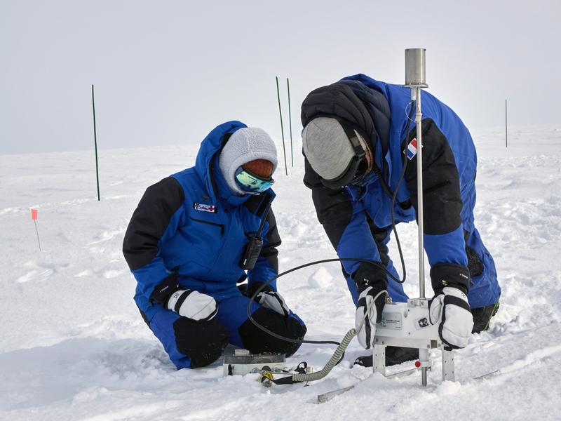 Freiwillige Helfer beim letzten Schneeprofil. Nach kurzer Einführung konnten die beiden die SnowMicroPen Messungen bereits alleine ausführen, und ich hatte Zeit, die nächsten Instrumente vorzubereiten. 